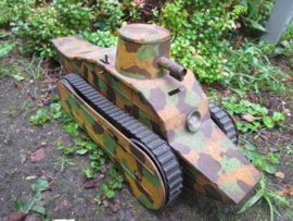 French tin toy tank. Franse blikken speelgoed tank JOUET FRANCAIS, mechanisch camouflage mimikri geverfd zeer bijzonder stuk staat ook in het museum Flanders Fields Ieper.