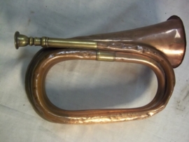 British bugle nicely marked with broad arrow and date, Engelse signaalhoorn 1903 met oorlogspijl en regimentsnummer gebruikte staat. Dit is een vroeg model bazuin, welke in WO1 doorgebruikt werden.