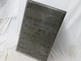 British Welfare Biscuit tin, dated 1944. Engels blik voor rantsoen koekjes. opschrift goed te lezen