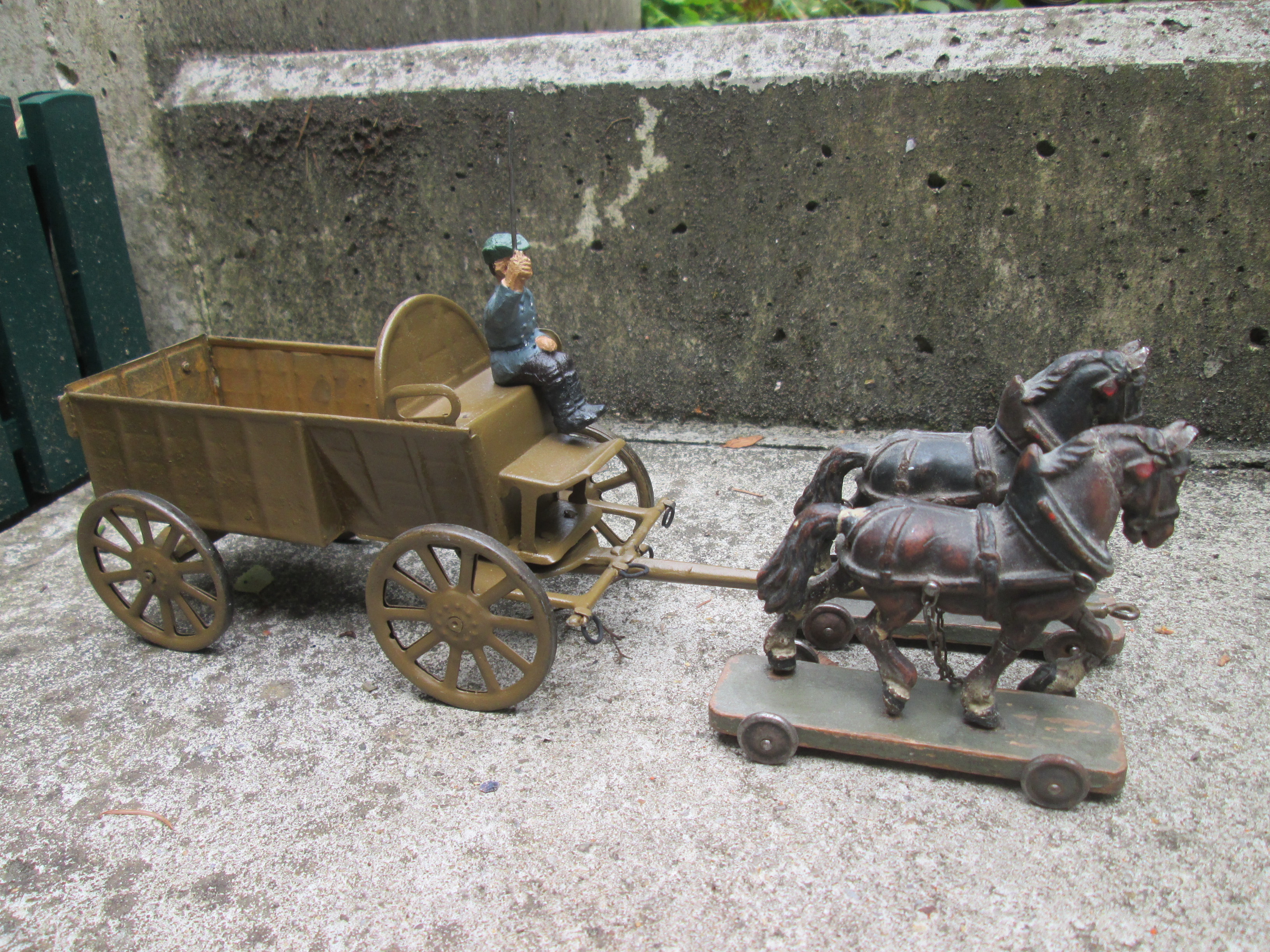 Tin toy, a farmer with his car and horses. Blikken speelgoed een boer met paard en wagen