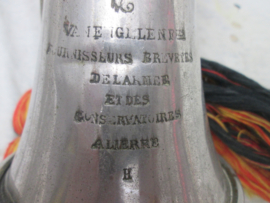 Belgium Army Buggle. Belgisch leger ABBL bazuin, compleet met de nationale kwasten en leren beschermhoes, mooi opschrift. vroeg model welke nog zilverkleurig is.