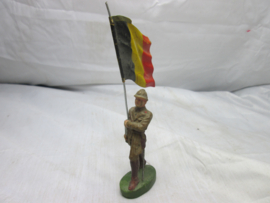 Belgium soldier with tin flag pre WW2, unmarked. Belgische soldaat met metalen vlag speelgoed van voor 1940 ongemerkt, goede staat