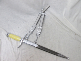 East-Germany NVA dagger with straps. Oost- Duitse DDR- NVA Nationale Volks Armee dolk, ponjaard met drager landmacht uitvoering.