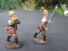 ELASTOLIN 2 german soldier making music. 2 Duitse soldaten van orkest leuk is de hobo speler, zie je niet vaak.