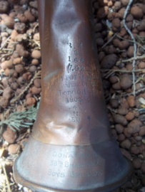 British bugle WW1 - 1902. with maker and donation inscription. Engels Bazuin met maker en oorlogspijl en een gravering met de naam van de donateur Boys Brigade, de scouting.