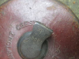 British measuring tool equipment in yards and meters, marked with broad arrow. Engels meetlint met de twee maten gebruikt bij artillerie eenheden voorzien van de oorlogspijl .
