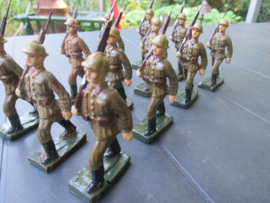 DURSO / BELGIUM 12 Belgium soldiers. 12 Marcherende Belgische soldaten.