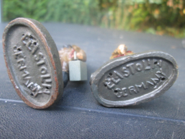 ELASTOLIN 2 Belgium soldiers carrying ammo boxes. 2 Belgische soldaten dragen munitiekisten,