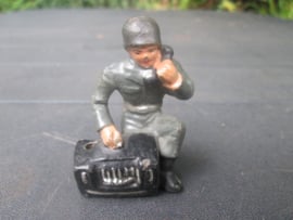 American soldier with field telephone. Amerikaan met veldtelefoon.