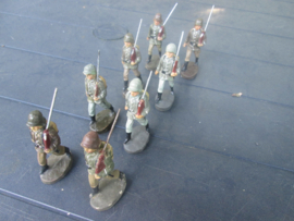 ELASTOLIN 8 Marching German soldiers. 8 marcherende Duitse soldaten nette staat.