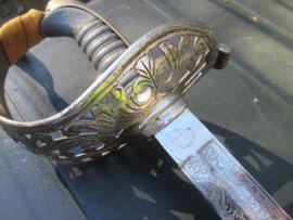 Austrian officers sword with very nice and rare etching. Oostenrijks Dragonder officiers sabel met zeer mooie en zeldzame gravering ehrensabel voor de drager.