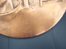 Remembrance plate Belgium Prisoner of war. Herinnerings plaat gemaakt van koper afgebeeld een wachttoren en een belgische soldaat 20 cm doorsnee, Section Bievre- Graide.