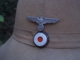 Italian pith helmet adopted  and used by the german army, KRIEGSMARINE. Italiaanse tropenhelm die ook gedragen werd door de Duitse Wehrmacht. Er waren vele aanpassingen, met wehrmacht emblemen of kriegsmarine adelaar.