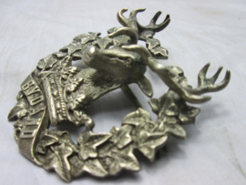 Scottish silver sterling cap badge officer Gordon Highlanders. Baretembleem Schots officiers uitvoering embleem met flink relief.