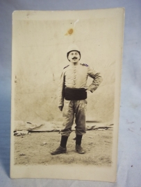 Postkaart foto Koloniale soldaat met tropenhelm.