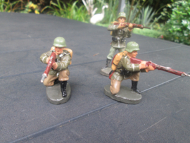 ELASTOLIN 3 German shooting soldiers. 3 schietende Duitse soldaten
