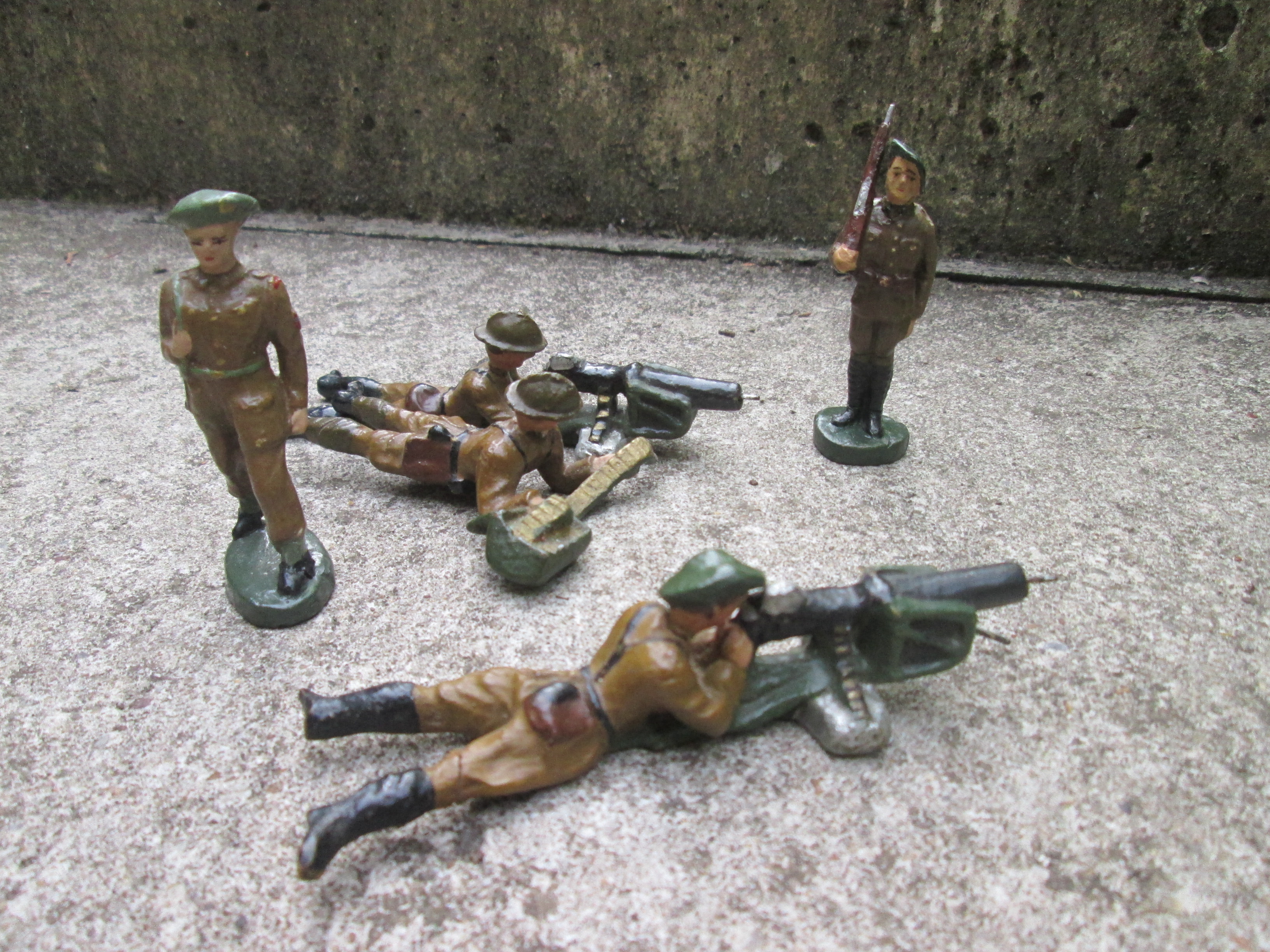 Set of 5 Belgium made toy soldiers Belgium army. 5 stuks Belgische soldaten FB,MB,NB. 3 Ardense jagers met groene typische baret en 1 compleet mitrailleur groep met helm, zeer goede staat.