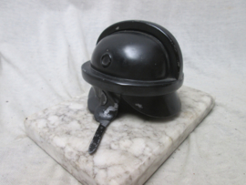 Miniatuur Duitse metalen vliegerhelm op marmeren voet.