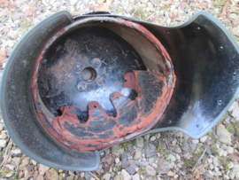 German M-1915 Prussian helmet "Jäger zu Pferd"worn condition. Duitse kurassiershelm mooi gemarkeerd 1916 gedateerd. zeer gedragen staat, cocarden zijn vernieuwd.
