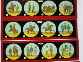 Magic lamp. Toverlantaarn in doos, met 12 (de complete serie BING militaire uniformen) glas plaatje met militaire afbeeldingen. Deze zijn vrij moeilijk te vinden. leuk geheel.