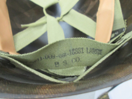 US M1 Army steel helmet swivel bail, front seam MINT condition. Amerikaanse M1 helm in nieuw staat sluit voor en heeft bewegende haken een laat model wat gebruikt werd in WO2. later doorgebruikt door het Nederlandse Korps Mariniers.