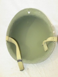 US M1 helmet swivel bail front seam in MINT condition. Amerikaanse helm in nieuw staat.