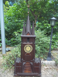 Tramp- Art zelfgemaakte kerk of kapel, bestaat uit 3 delen, in het midden hebben ze een opbergkastje gemaakt zeer netjes gedaan. tramp-art (1870- 1940). geen uurwerk. afmeting  86 cm hoog, 21 cm diep en 34 vm breed ZEER DECORATIEF