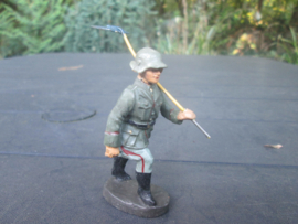 ELASTOLIN German soldier with shovel. Duitse soldaat met schop goede staat.