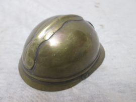 French miniature bras helmet trench- art. Loopgravenkunst een kopere nminiatuur Franse helm 8,5 bij 6,5 cm.