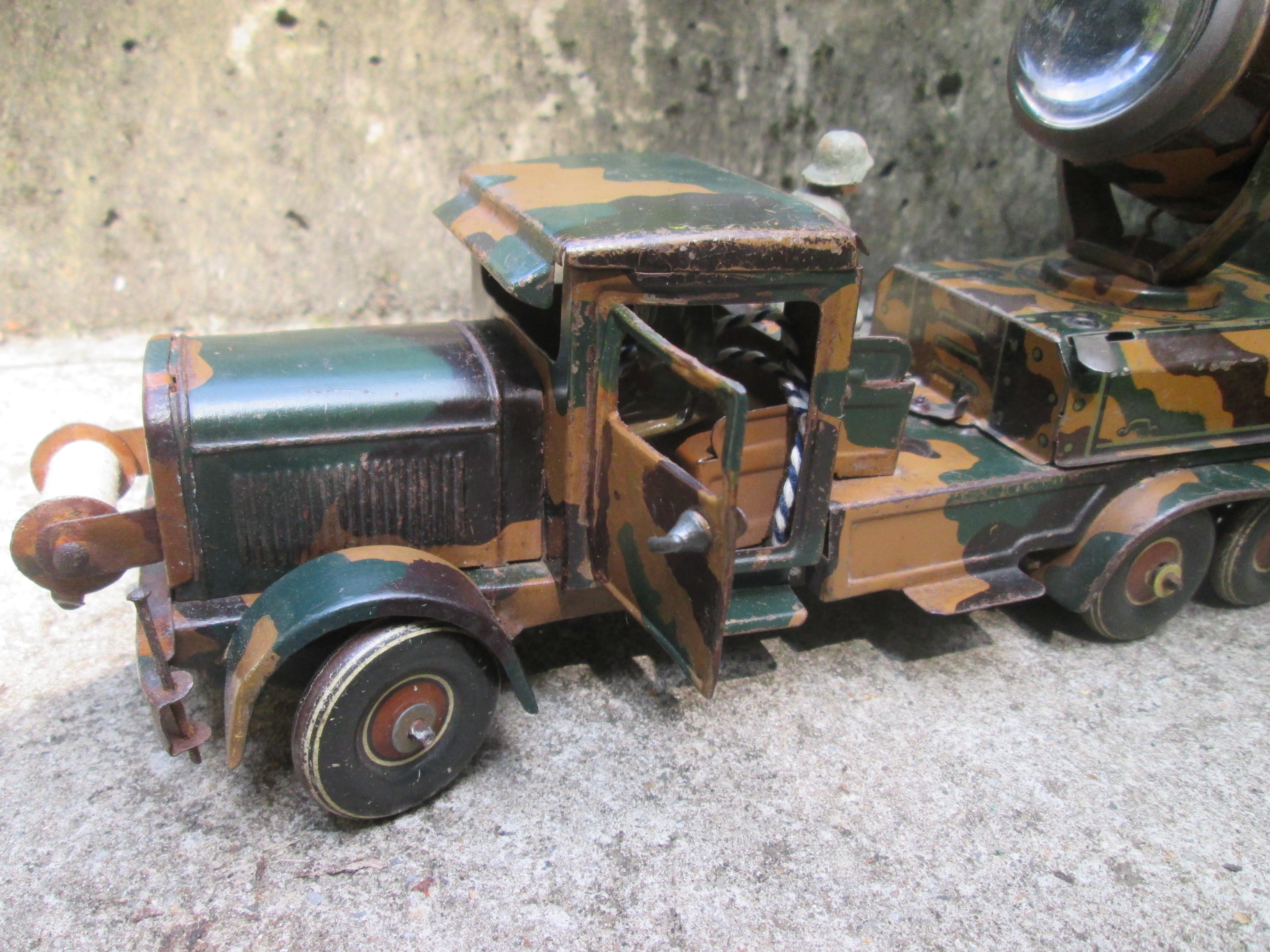 ELASTOLIN HAUSSER Tippco German truck with search light. Blikken Tippco camouflage Duitse vrachtwagen met zoeklicht welke op batterijen moet funktioneren bijzonder stuk.