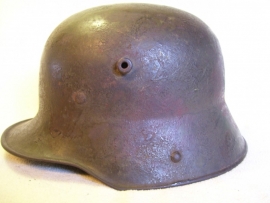 German helmet M16 with red colours camouflage, very rare. Duitse helm M16 perfekte staat met camouflage vlekken 100% origineel, TOP staat helm met perfekt binnenwerk en 100% originele kleur.