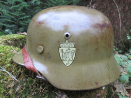 German helmet M-1935 used in the Norway army, Double decal. Duitse helm, model 35 gebruikt door het Noorse leger, dubbel decal, zeer nette staat. worden moeilijk te vinden.