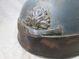French modified Artillery helmet 1915. Gemodificeerde Franse helm Artillerie eenheden 1e model uit 1915, ZEER zeldzaam en curieus. voorscherm van de helm werd verwijdert om beter door de optische instrumenten te kunnen kijken.
