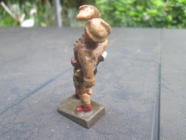 LINEOL Belgium soldier hit by a bullit smaler size. Belgische soldaat getroffen kleiner model goede staat.