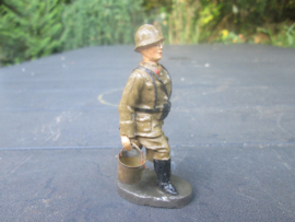 ELASTOLIN Belgium soldier with 2 buckets. Belgische soldaat met 2 emmers. goede staat.