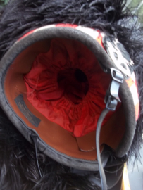 Scottish featherbonnet with badge. Schotse feather bonnet met maker, en embleem, gemaakt van struisvogel veren.