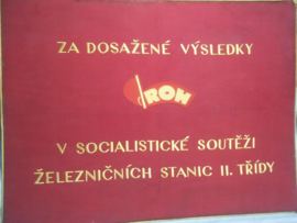Czech flag standard of the national railroad. Tsjechische vlag, standaard met metalen frame van de Nationale spoorwegen, mooi geborduurd aan beide zijden. afmeting 80 bij 60 cm.