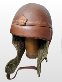 Japanese winter tank helmet made from leather, nicely marked complete with googles in pouch. Japanse winter leren tank helm gevoerd met bont, gemarkeerd zeer nette staat  compleet met bril in tasje.