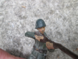 DURSO Dutch soldier shooting with rifle Nederlandse soldaat staand met geweer.