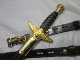 Dutch Royal Air Force dagger, post war. Nederlandse ponjaard van de Koninklijke Luchtmacht KLu. compleet met draagstel, gemaakt in Duitsland.