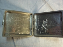 Japanese cigarette case very rare, Sigaretten koker met Japanse soldaat en aan de achterkant andere Japanse afbeeldingen zeer apart.