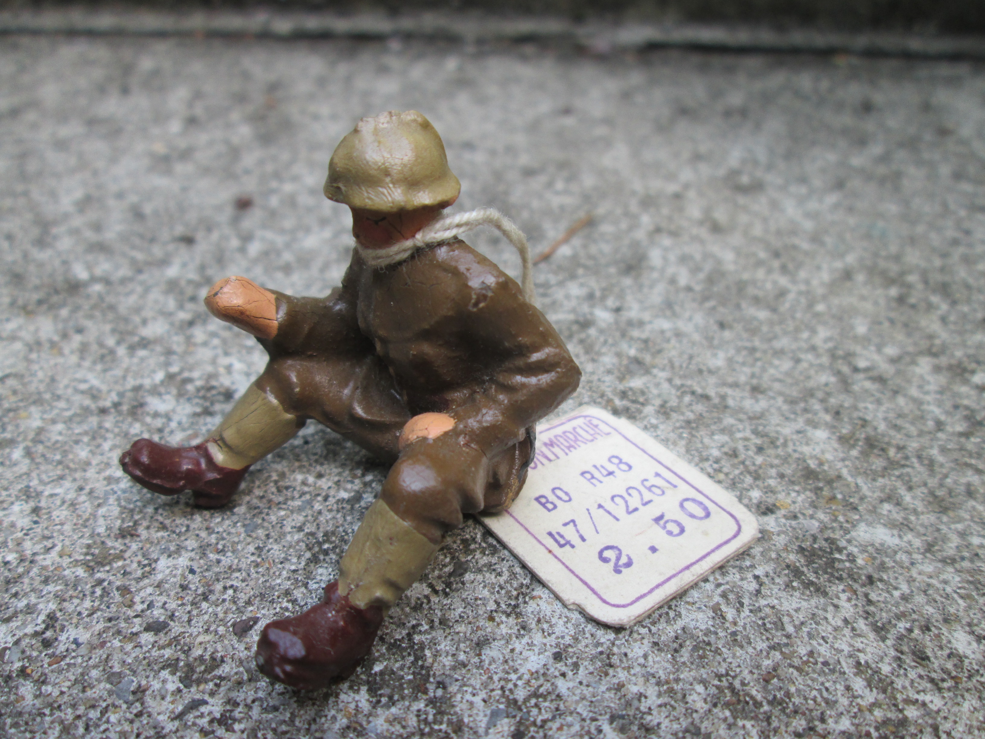 LINEOL Belgium soldier in driving position. Lineol Belgische soldaat chauffeur of bediening kanon mirailleur. met nog het oude prijskaartje, leuk object.