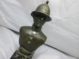 Bronse buste of a Belgium firefighter. Bronzen buste van een Belgische brandweerhelm op marmeren voet, 22 cm in totaal, zeer bijzonder stuk.