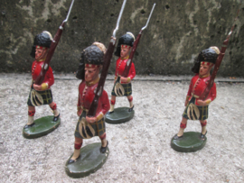 Unmarked 4 Scottish Highlanders marching in full uniform. 4 Schotse Highlanders in een goede staat kleurrijke groep.