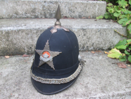Dutch ceremonial helmet. Nederlandse pinhelm van het Garde regiment Prinses Irene.  stervormig embleem verwijst naar de invasie D- Day. Oud model helm