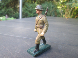 DURSO Belgium soldier marching with rifle. Belgische soldaat marcheert met geweer op de rug.