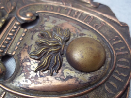 French schako plate, Franse schako plaat embleem 1831, met opgelegde haan en granaat. (meestal zijn deze meegedrukt in het embleem) LIBERTE ORDRE PUBLIC. Burgerwacht. bijzonder.