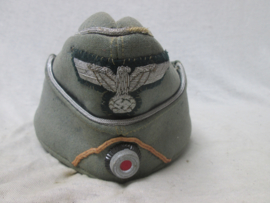 German officers side- cap, tailor made. Duitse officiers muts, met geborduurde adelaar. M-34 sidecap. heeft een beetje motschade en is in een gedragen staat, maar dat maakt deze muts ook wel heel karakteristiek.