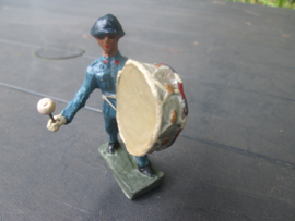 DURSO 8 French soldier making music WW1. Franse soldaten drumband bijzonder, goede staat.