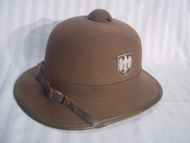 German 2nd pattern pith helmet with metal Wehrmacht decals. JHS- 1942. Duitse vilten tropenhelm 2e model deze kwam na de stoffen uitvoering, nauwlijks gedragen. bijna MINT conditie.